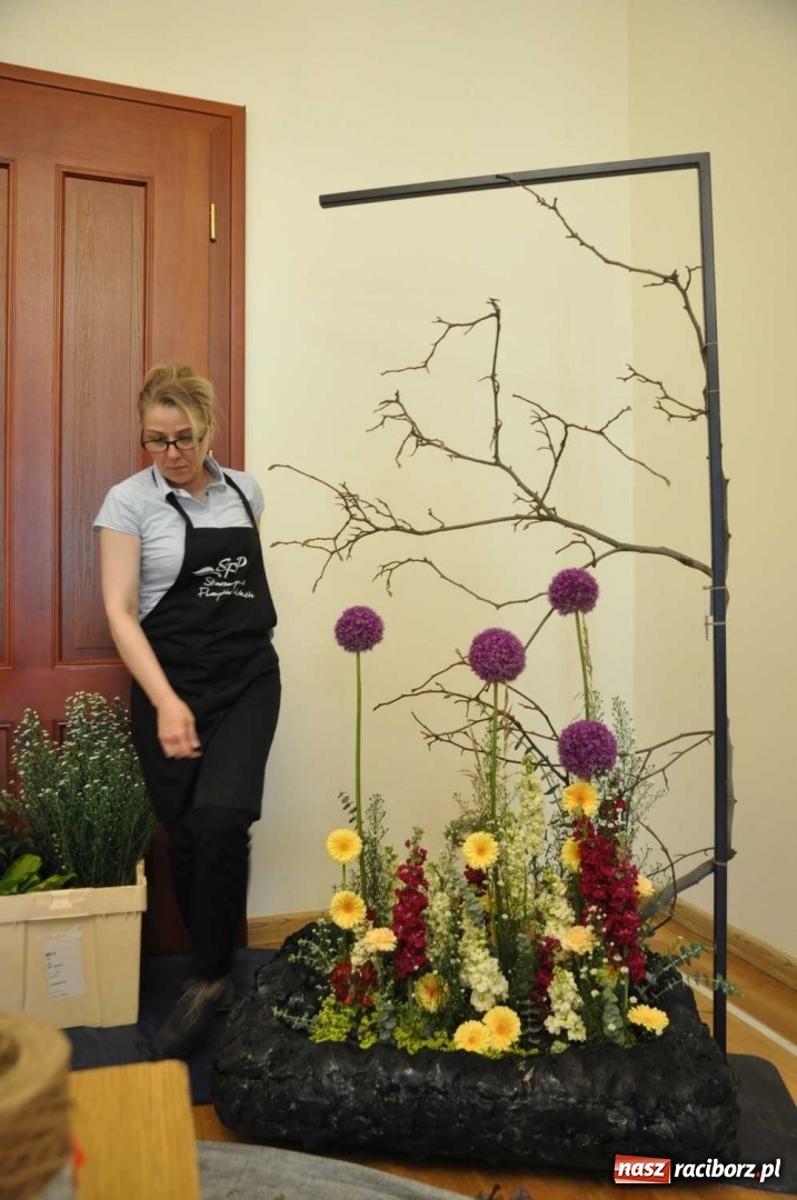 Zdjęcie w galerii na portalu naszraciborz.pl: Na zamku można oglądać, jak powstają piękne kompozycje kwiatowe wiadomości z regionu