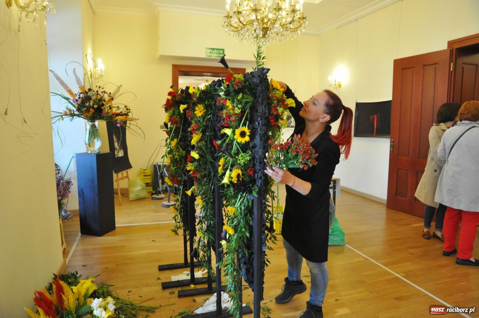 Zdjęcie w galerii na portalu naszraciborz.pl: Na zamku można oglądać, jak powstają piękne kompozycje kwiatowe wiadomości z regionu