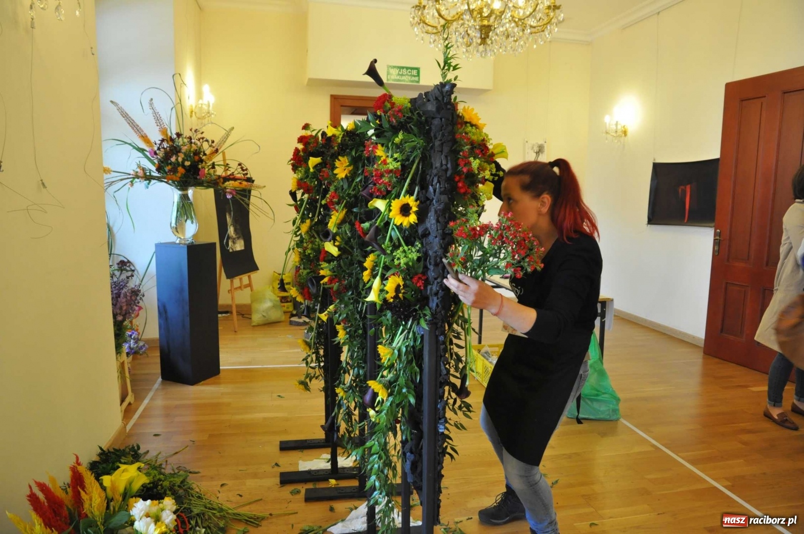 Zdjęcie w galerii na portalu naszraciborz.pl: Na zamku można oglądać, jak powstają piękne kompozycje kwiatowe wiadomości z regionu