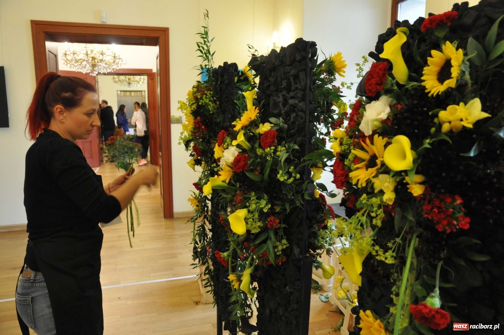 Zdjęcie w galerii na portalu naszraciborz.pl: Na zamku można oglądać, jak powstają piękne kompozycje kwiatowe wiadomości z regionu