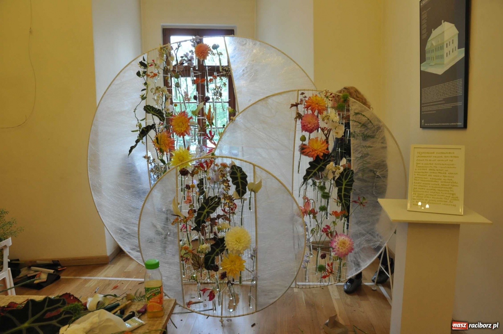 Zdjęcie w galerii na portalu naszraciborz.pl: Na zamku można oglądać, jak powstają piękne kompozycje kwiatowe wiadomości z regionu