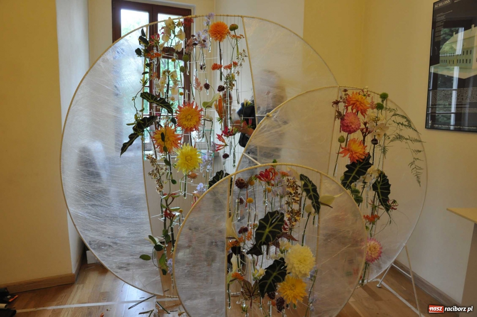 Zdjęcie w galerii na portalu naszraciborz.pl: Na zamku można oglądać, jak powstają piękne kompozycje kwiatowe wiadomości z regionu