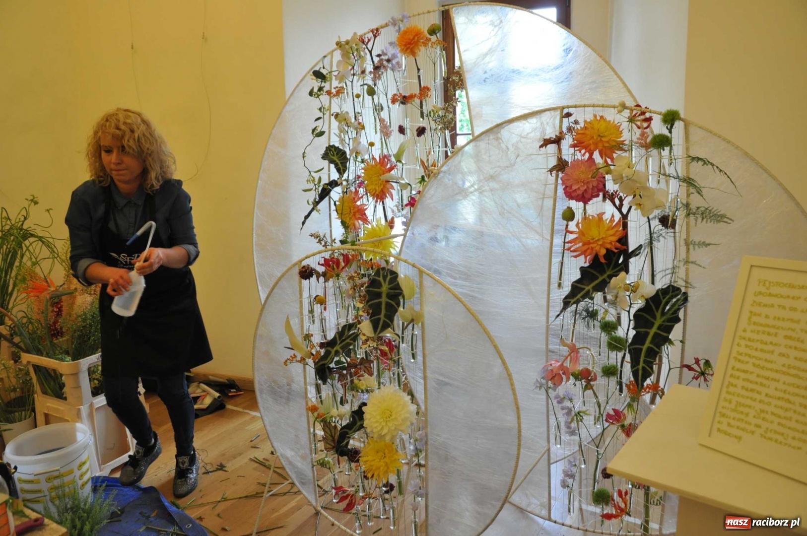 Zdjęcie w galerii na portalu naszraciborz.pl: Na zamku można oglądać, jak powstają piękne kompozycje kwiatowe wiadomości z regionu