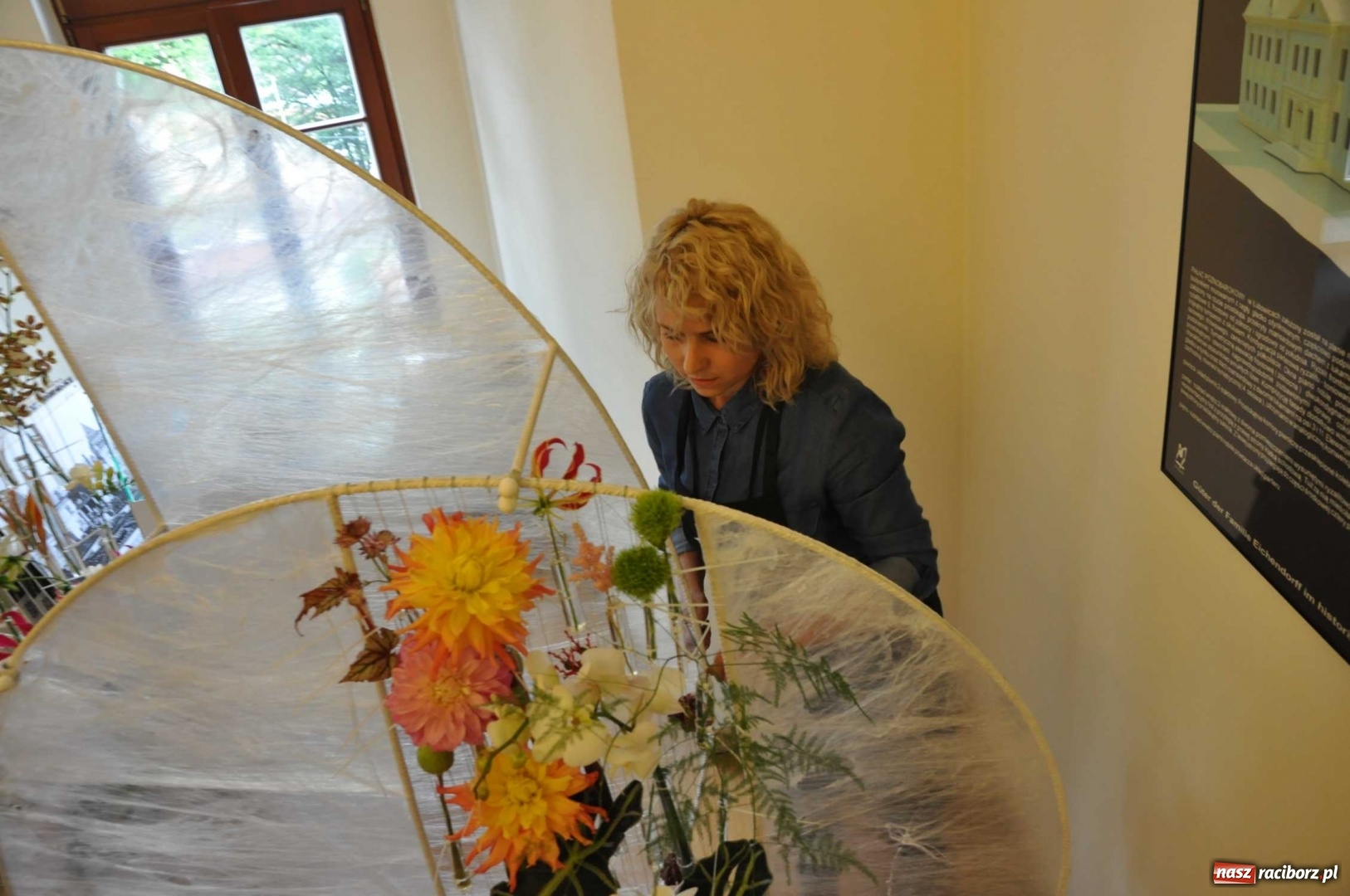 Zdjęcie w galerii na portalu naszraciborz.pl: Na zamku można oglądać, jak powstają piękne kompozycje kwiatowe wiadomości z regionu