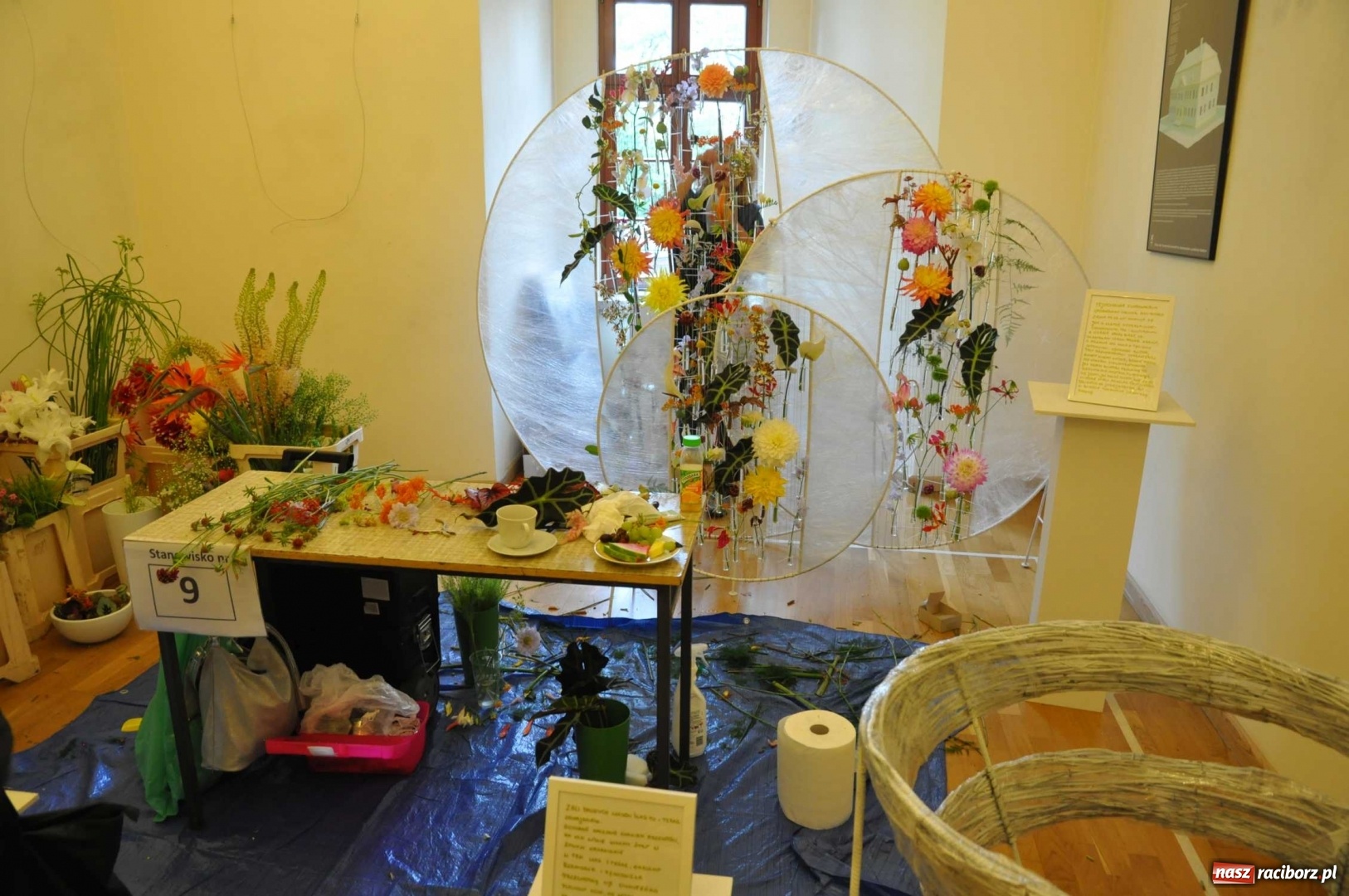 Zdjęcie w galerii na portalu naszraciborz.pl: Na zamku można oglądać, jak powstają piękne kompozycje kwiatowe wiadomości z regionu