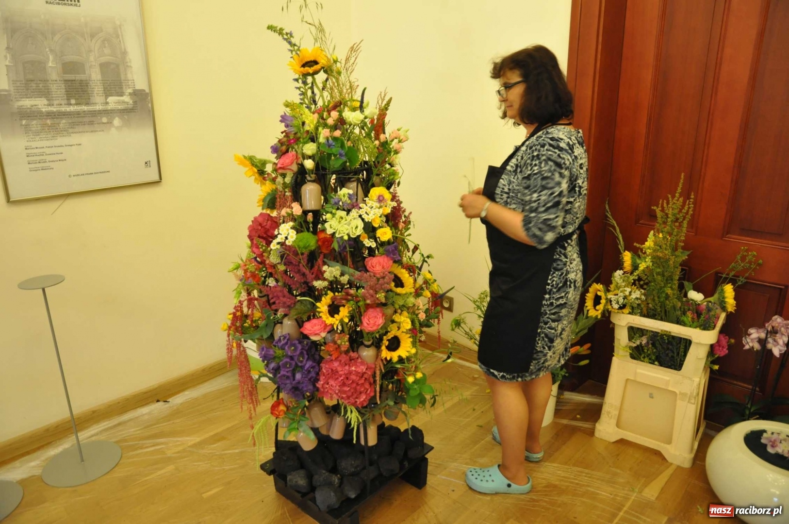 Zdjęcie w galerii na portalu naszraciborz.pl: Na zamku można oglądać, jak powstają piękne kompozycje kwiatowe wiadomości z regionu