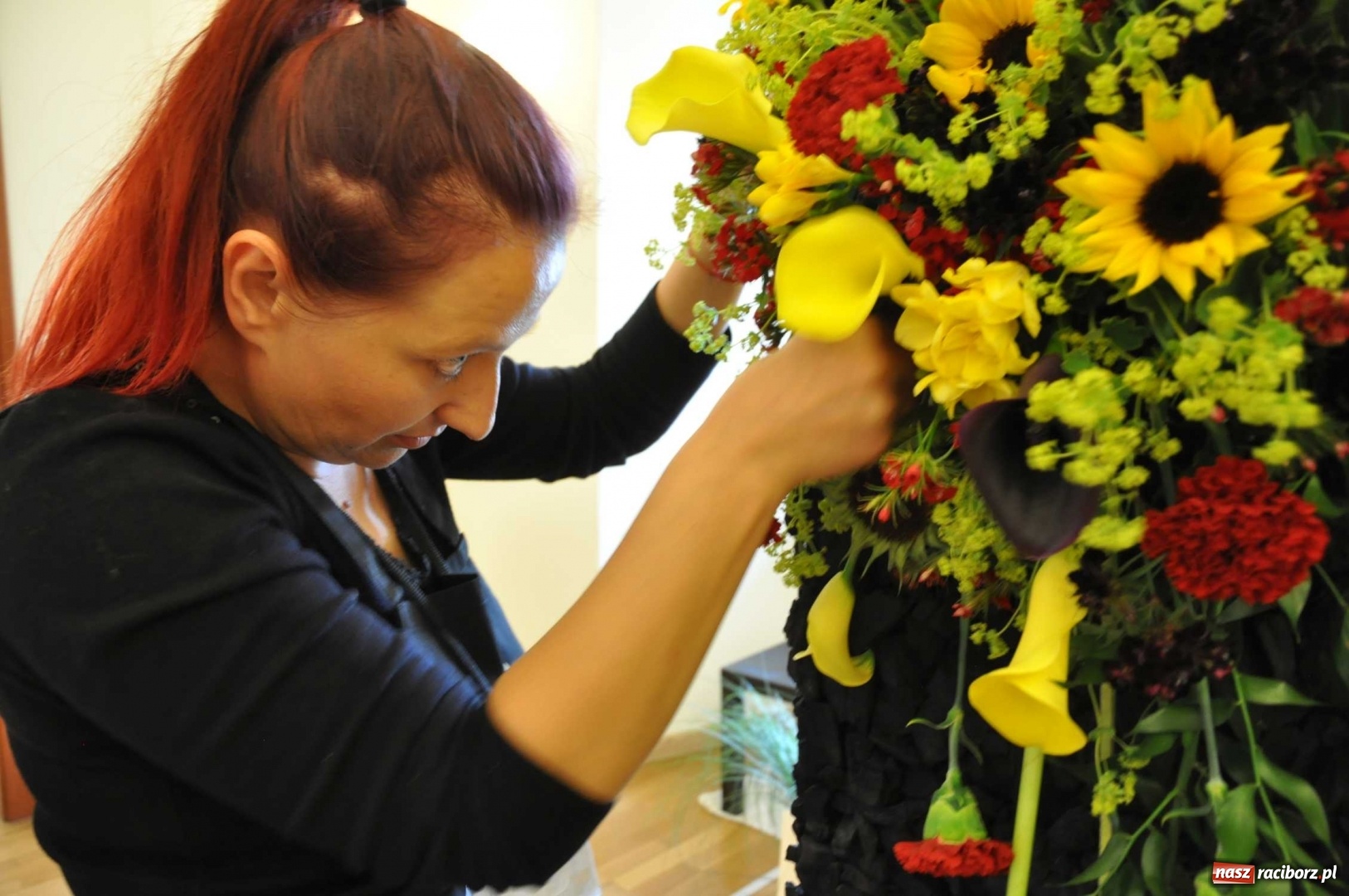Zdjęcie w galerii na portalu naszraciborz.pl: Na zamku można oglądać, jak powstają piękne kompozycje kwiatowe wiadomości z regionu