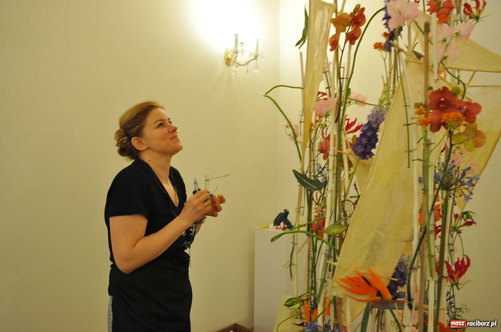 Zdjęcie w galerii na portalu naszraciborz.pl: Na zamku można oglądać, jak powstają piękne kompozycje kwiatowe wiadomości z regionu