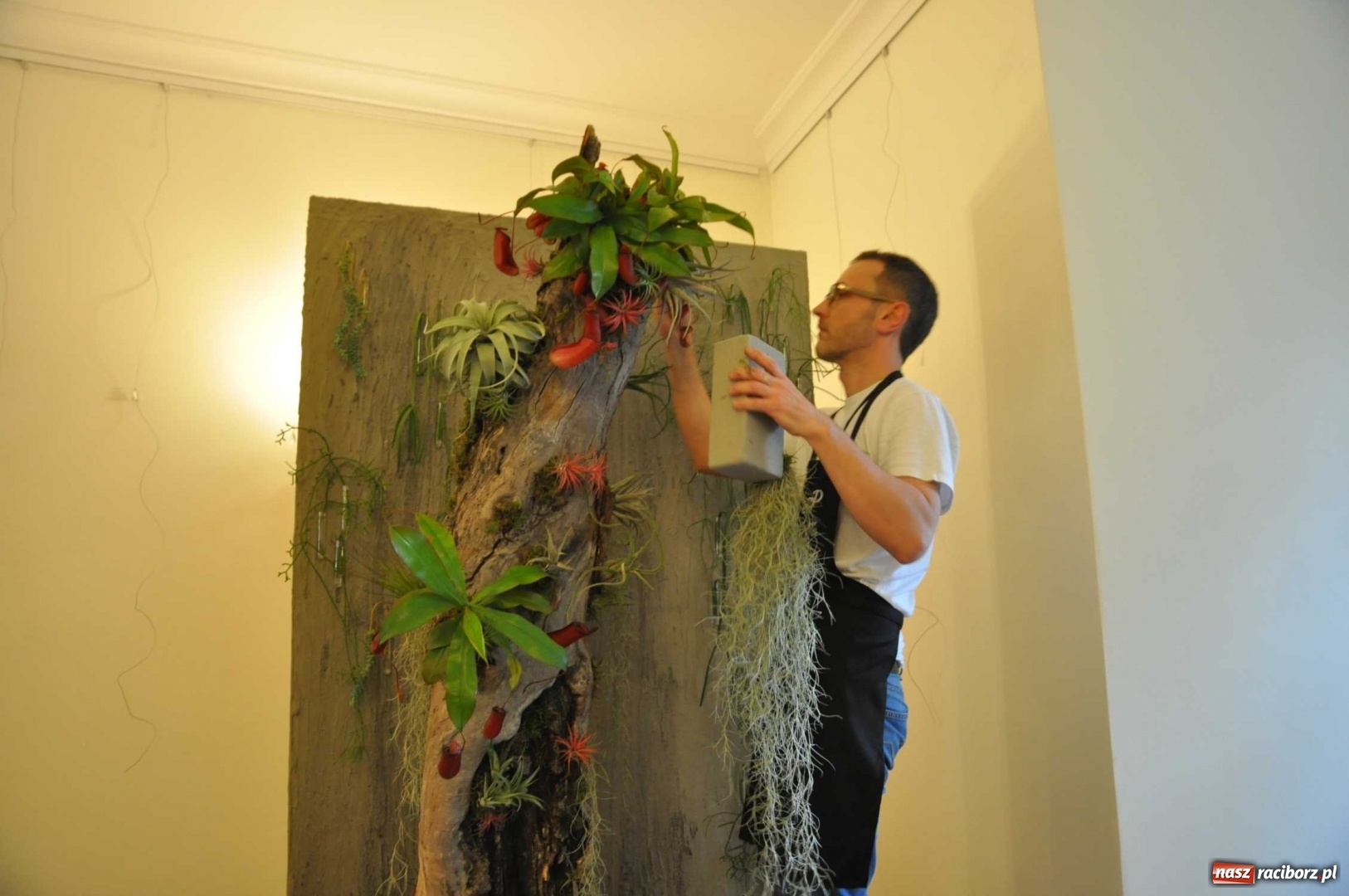 Zdjęcie w galerii na portalu naszraciborz.pl: Na zamku można oglądać, jak powstają piękne kompozycje kwiatowe wiadomości z regionu