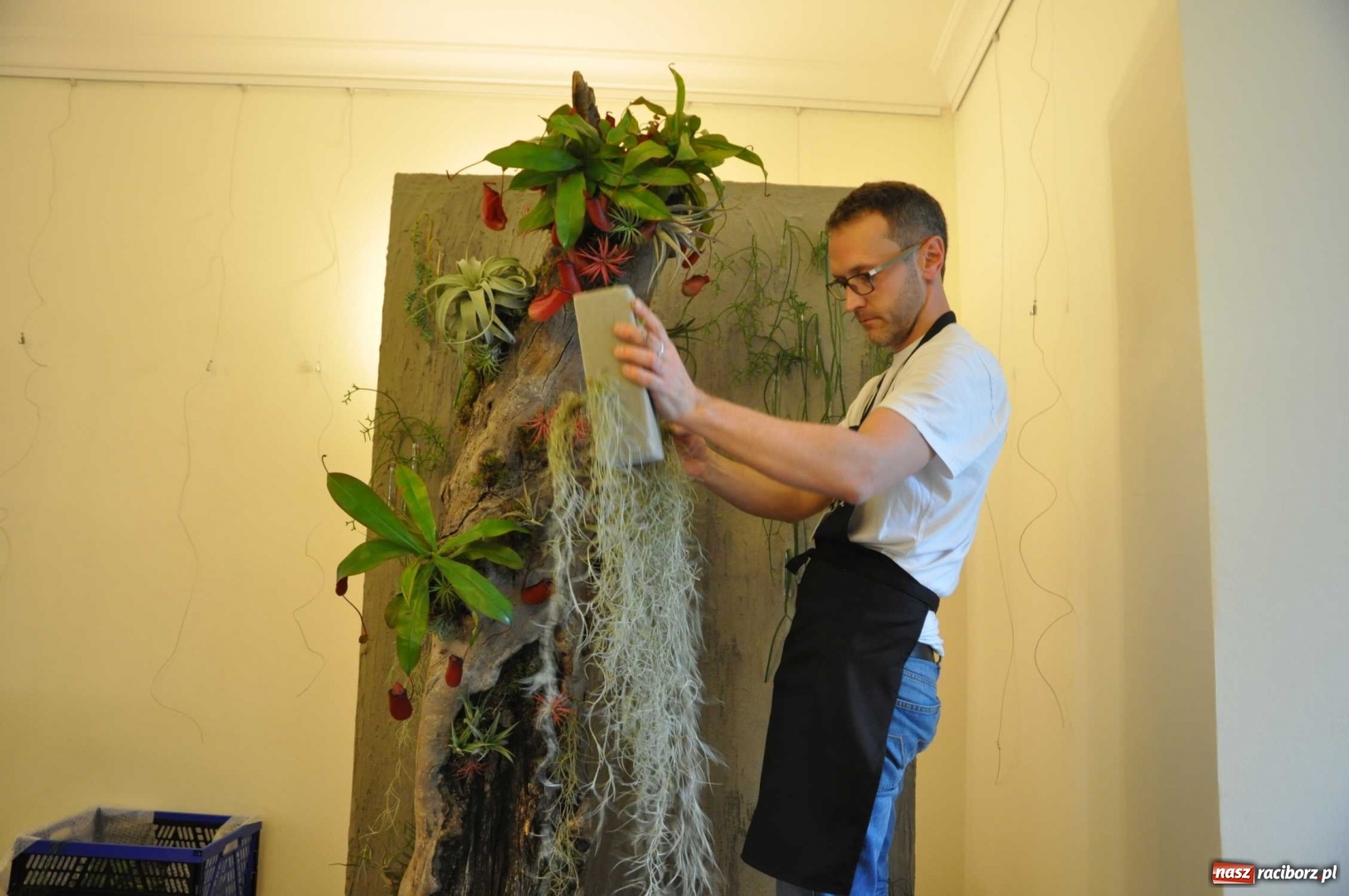 Zdjęcie w galerii na portalu naszraciborz.pl: Na zamku można oglądać, jak powstają piękne kompozycje kwiatowe wiadomości z regionu