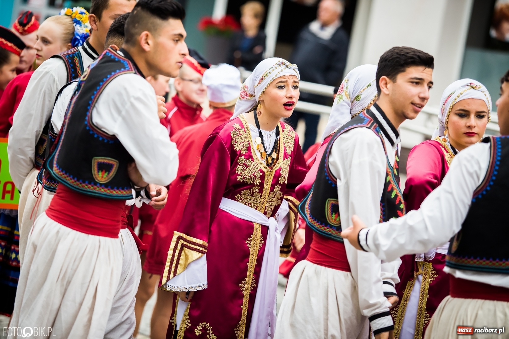 Zdjęcie w galerii na portalu naszraciborz.pl: Śląsk Kraina Wielu Kultur - przemarsz zespołów na raciborski zamek FOTO i WIDEO wiadomości z regionu