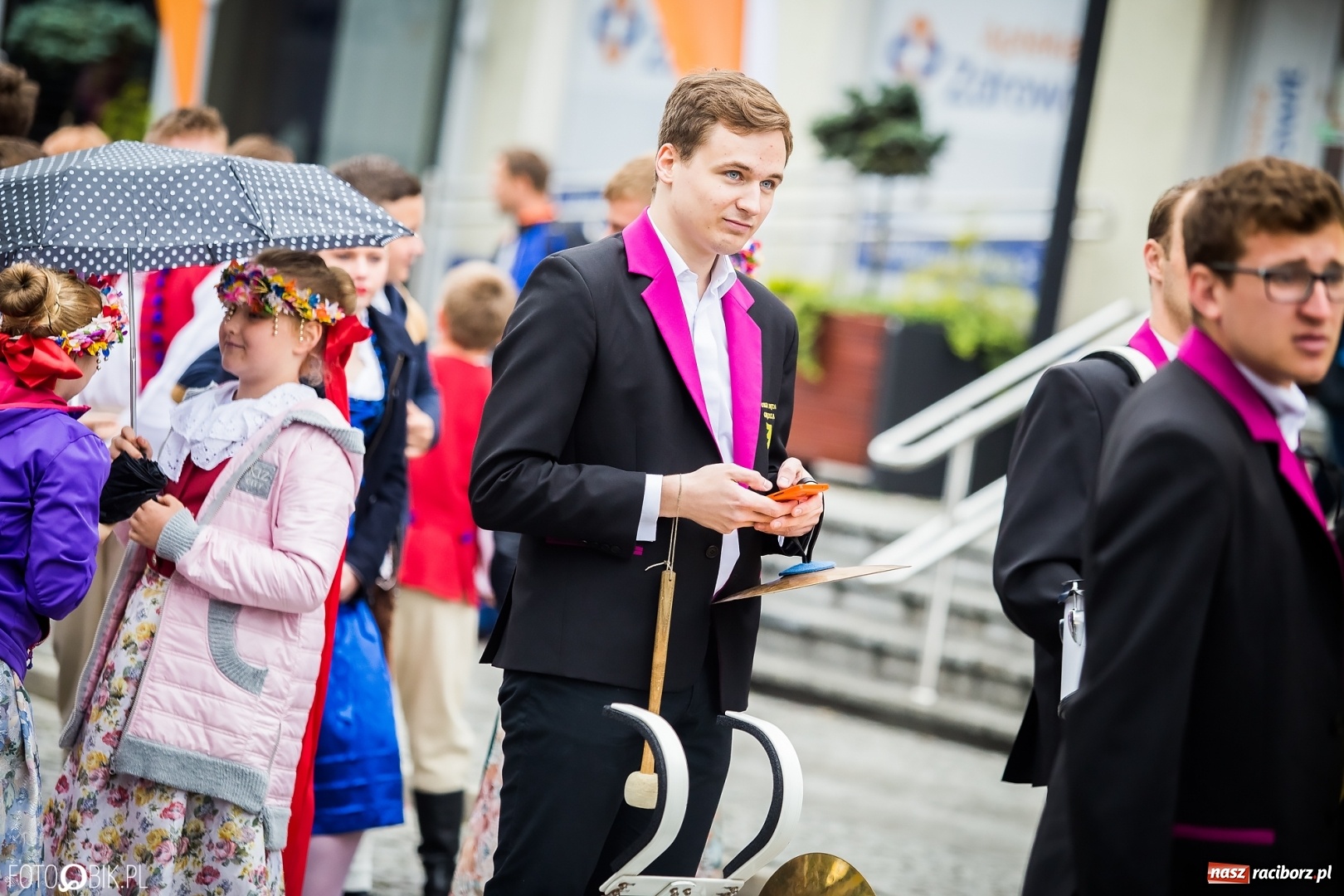 Zdjęcie w galerii na portalu naszraciborz.pl: Śląsk Kraina Wielu Kultur - przemarsz zespołów na raciborski zamek FOTO i WIDEO wiadomości z regionu