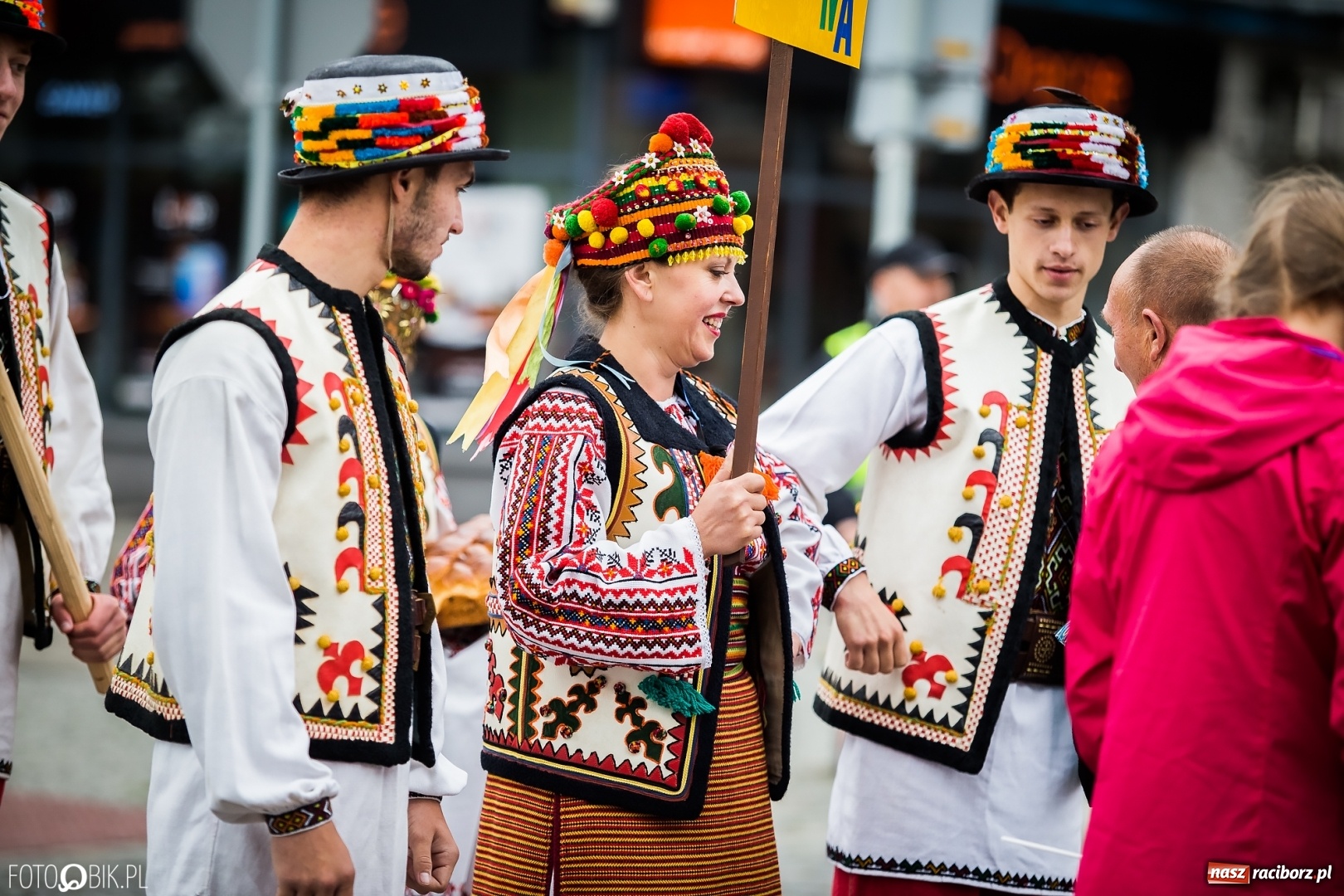 Zdjęcie w galerii na portalu naszraciborz.pl: Śląsk Kraina Wielu Kultur - przemarsz zespołów na raciborski zamek FOTO i WIDEO wiadomości z regionu