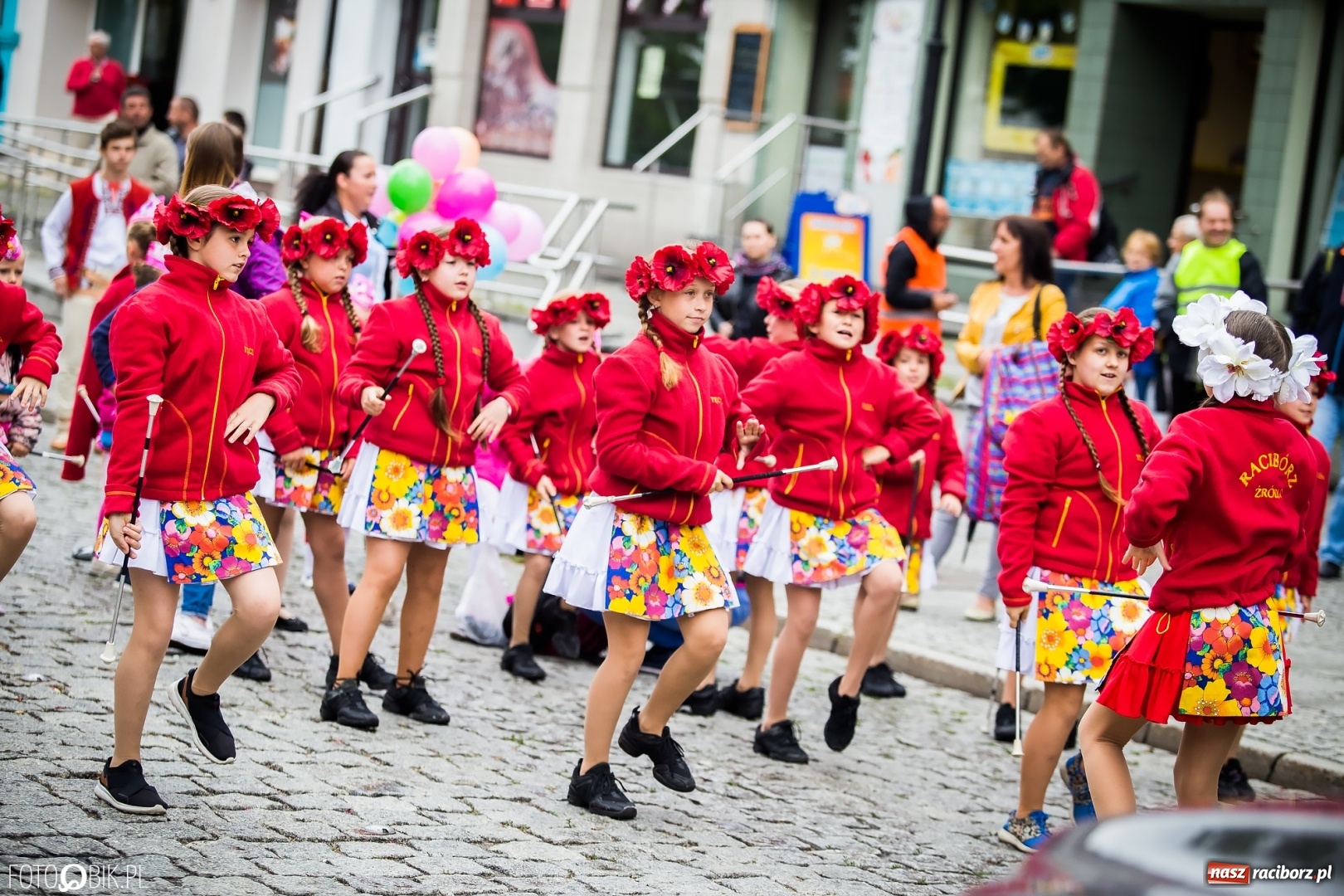 Zdjęcie w galerii na portalu naszraciborz.pl: Śląsk Kraina Wielu Kultur - przemarsz zespołów na raciborski zamek FOTO i WIDEO wiadomości z regionu