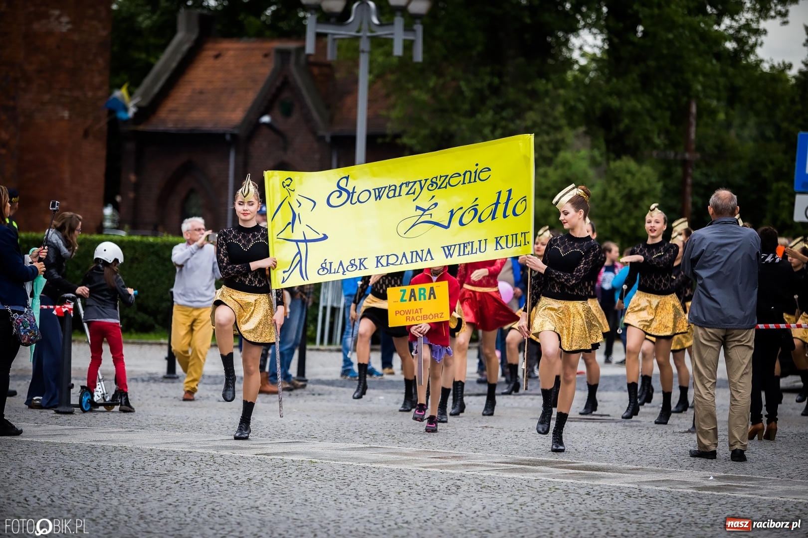Zdjęcie w galerii na portalu naszraciborz.pl: Śląsk Kraina Wielu Kultur - przemarsz zespołów na raciborski zamek FOTO i WIDEO wiadomości z regionu