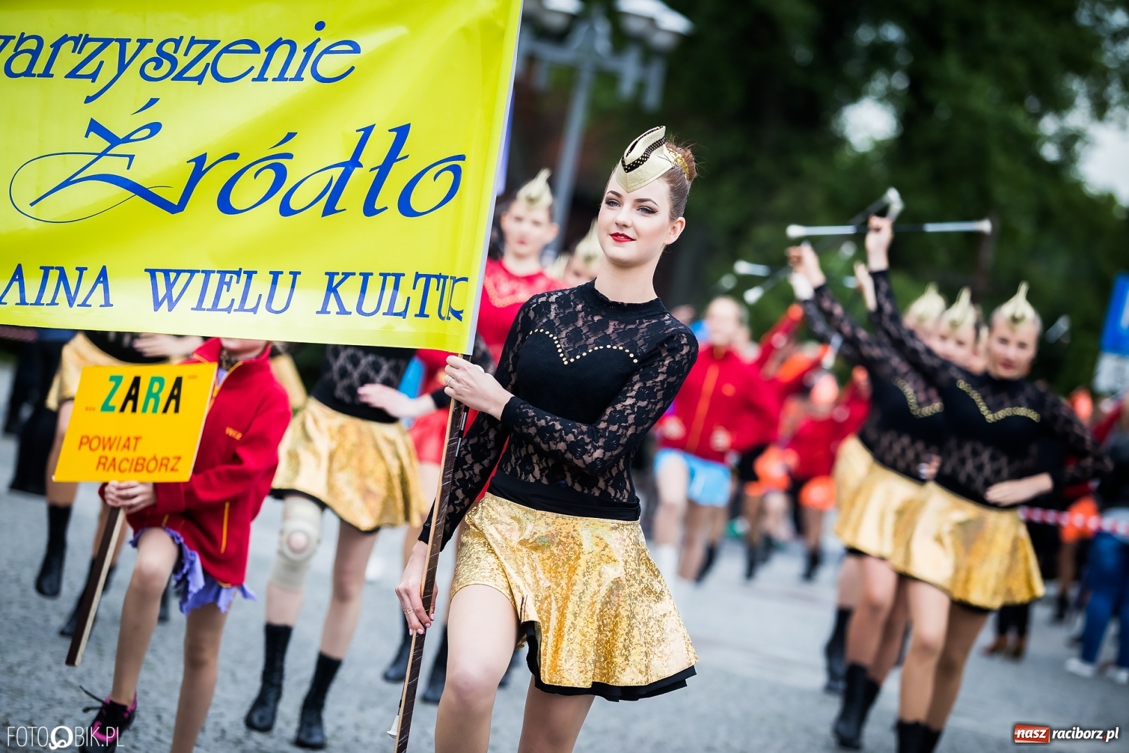 Zdjęcie w galerii na portalu naszraciborz.pl: Śląsk Kraina Wielu Kultur - przemarsz zespołów na raciborski zamek FOTO i WIDEO wiadomości z regionu