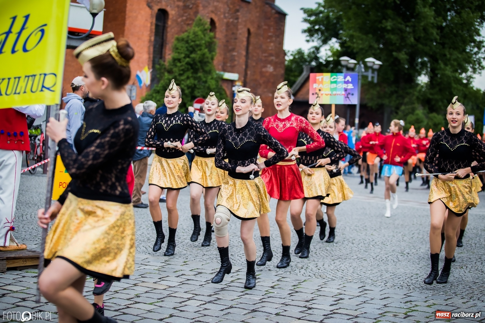 Zdjęcie w galerii na portalu naszraciborz.pl: Śląsk Kraina Wielu Kultur - przemarsz zespołów na raciborski zamek FOTO i WIDEO wiadomości z regionu