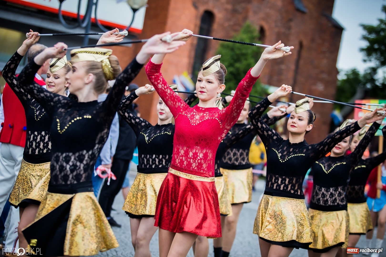 Zdjęcie w galerii na portalu naszraciborz.pl: Śląsk Kraina Wielu Kultur - przemarsz zespołów na raciborski zamek FOTO i WIDEO wiadomości z regionu