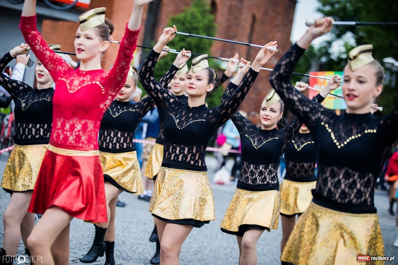 Zdjęcie w galerii na portalu naszraciborz.pl: Śląsk Kraina Wielu Kultur - przemarsz zespołów na raciborski zamek FOTO i WIDEO wiadomości z regionu