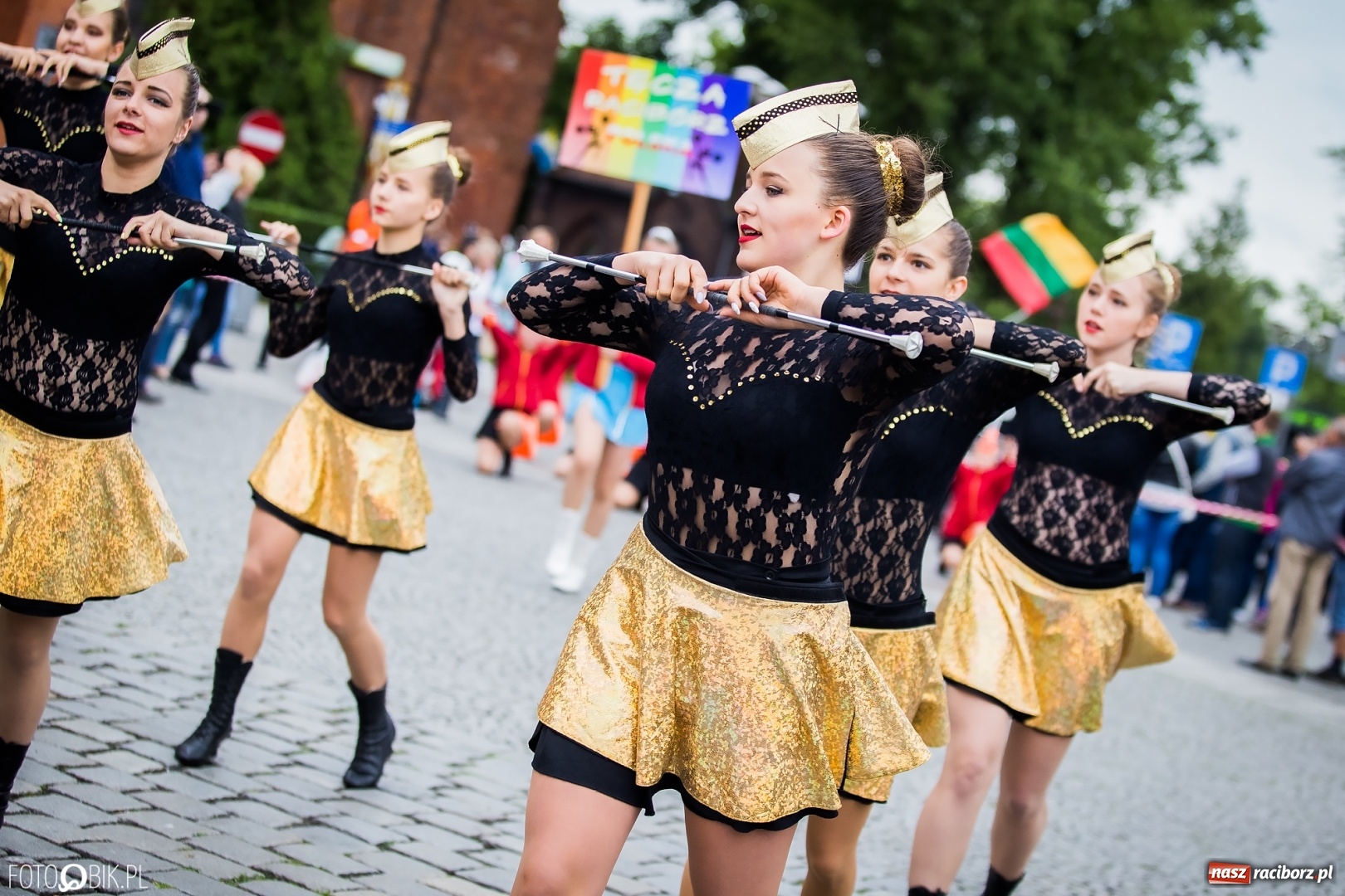 Zdjęcie w galerii na portalu naszraciborz.pl: Śląsk Kraina Wielu Kultur - przemarsz zespołów na raciborski zamek FOTO i WIDEO wiadomości z regionu