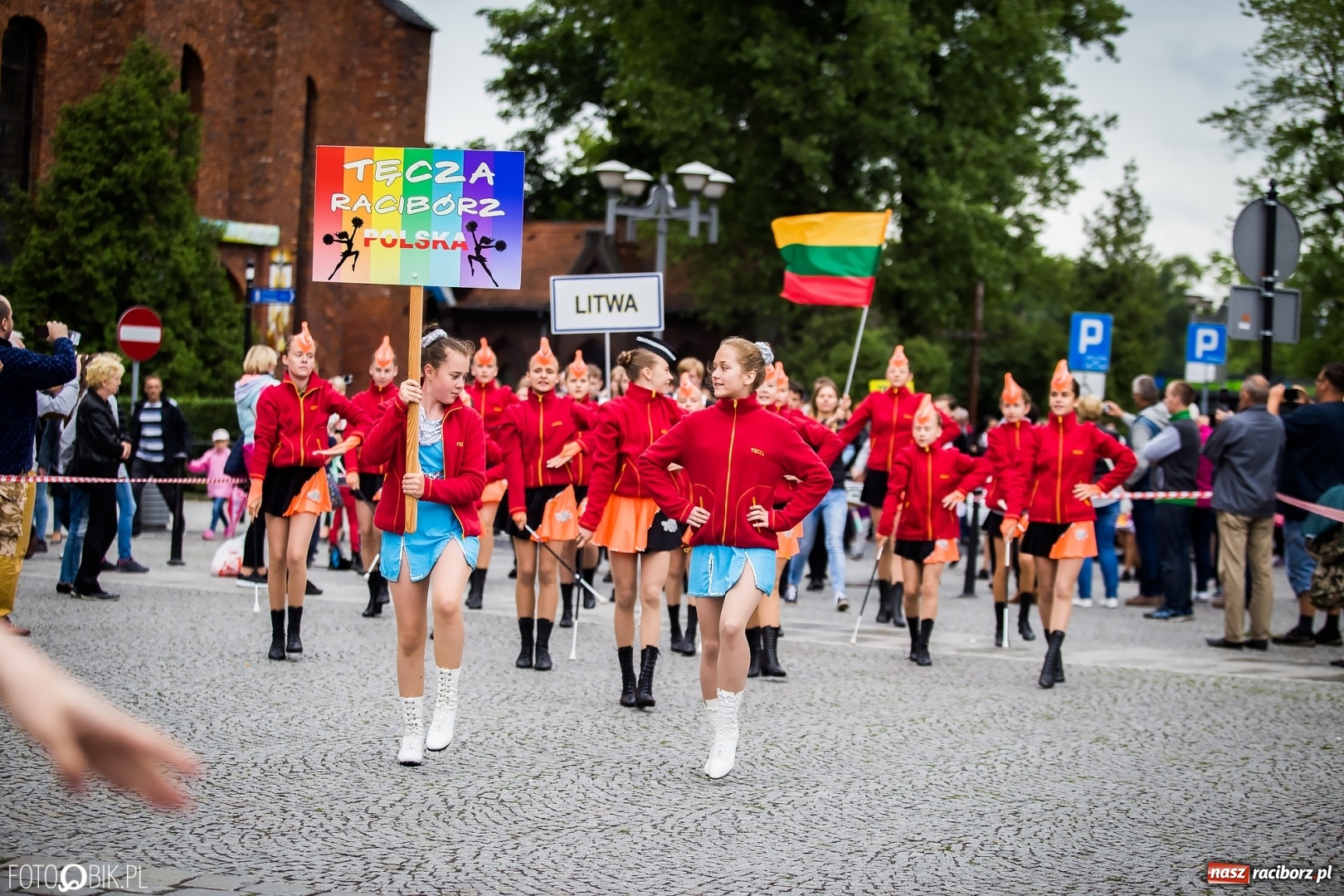 Zdjęcie w galerii na portalu naszraciborz.pl: Śląsk Kraina Wielu Kultur - przemarsz zespołów na raciborski zamek FOTO i WIDEO wiadomości z regionu
