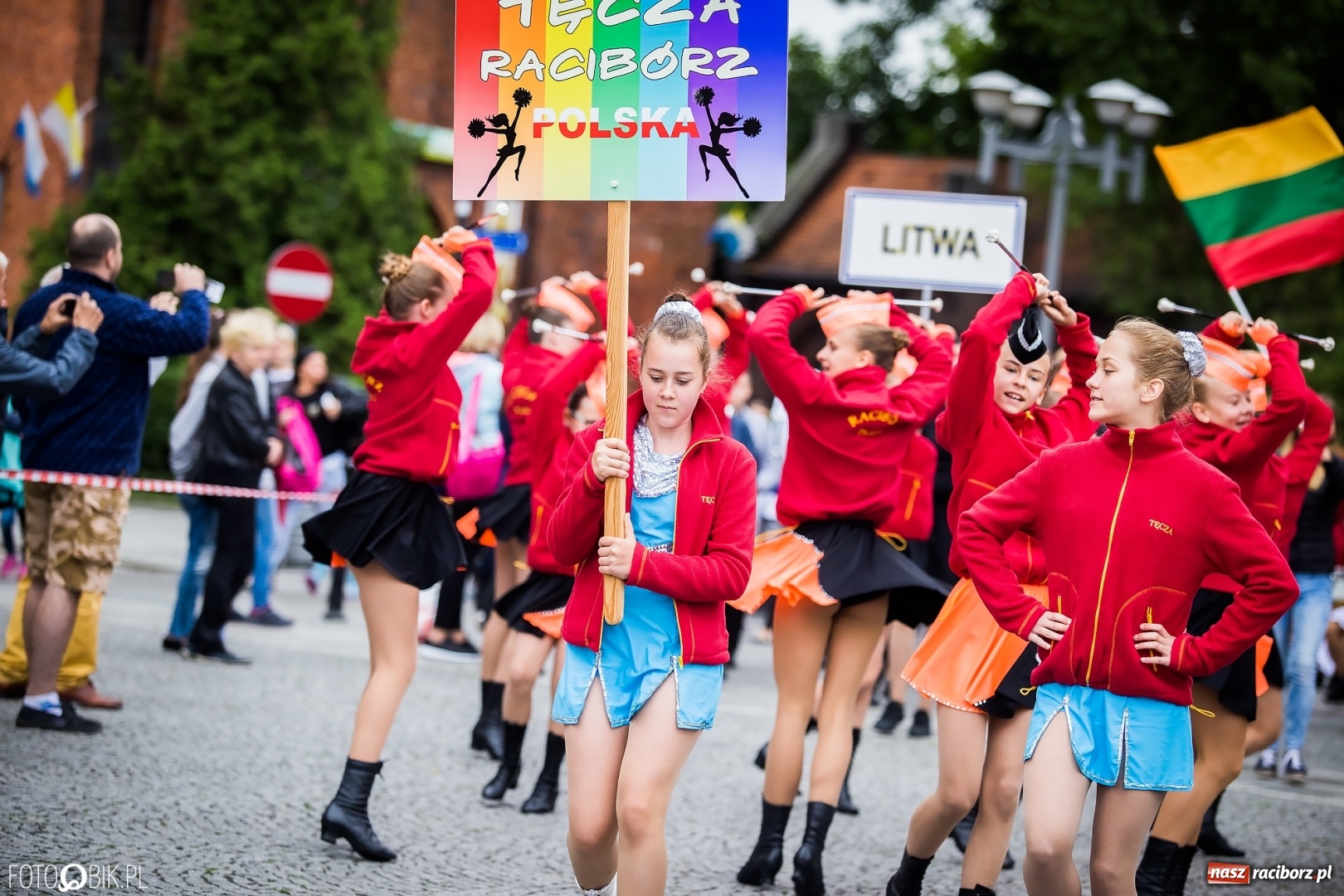 Zdjęcie w galerii na portalu naszraciborz.pl: Śląsk Kraina Wielu Kultur - przemarsz zespołów na raciborski zamek FOTO i WIDEO wiadomości z regionu