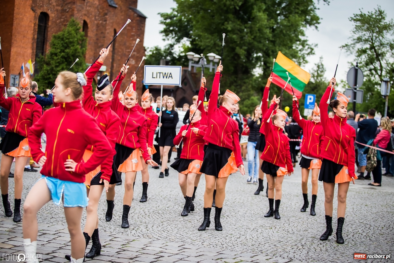 Zdjęcie w galerii na portalu naszraciborz.pl: Śląsk Kraina Wielu Kultur - przemarsz zespołów na raciborski zamek FOTO i WIDEO wiadomości z regionu