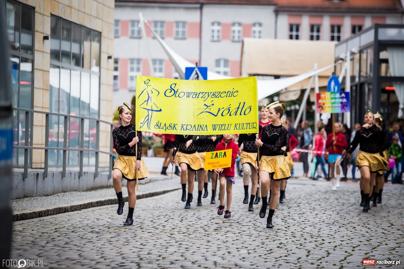 Zdjęcie w galerii na portalu naszraciborz.pl: Śląsk Kraina Wielu Kultur - przemarsz zespołów na raciborski zamek FOTO i WIDEO wiadomości z regionu