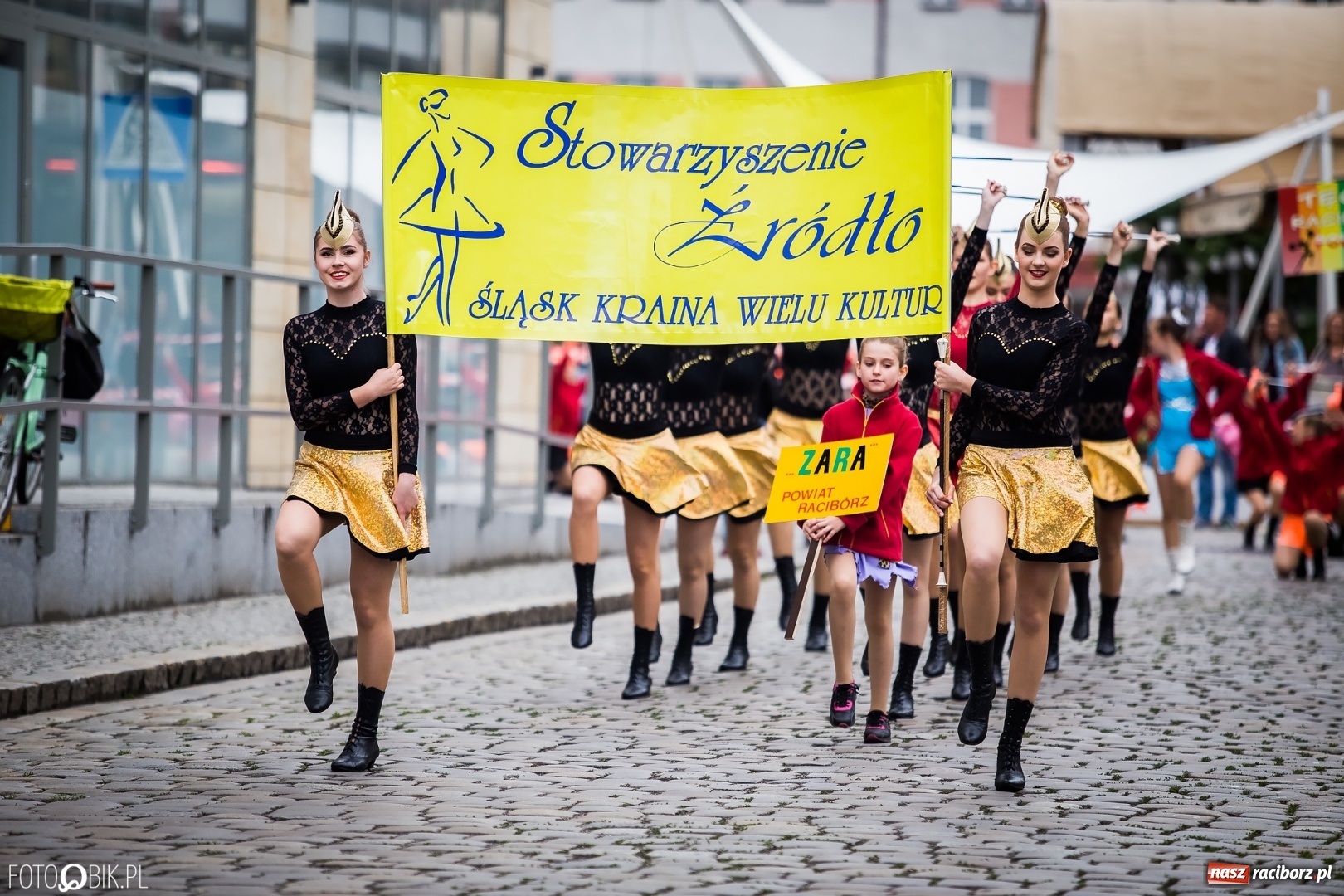 Zdjęcie w galerii na portalu naszraciborz.pl: Śląsk Kraina Wielu Kultur - przemarsz zespołów na raciborski zamek FOTO i WIDEO wiadomości z regionu