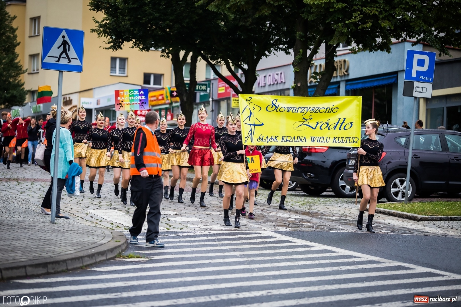 Zdjęcie w galerii na portalu naszraciborz.pl: Śląsk Kraina Wielu Kultur - przemarsz zespołów na raciborski zamek FOTO i WIDEO wiadomości z regionu