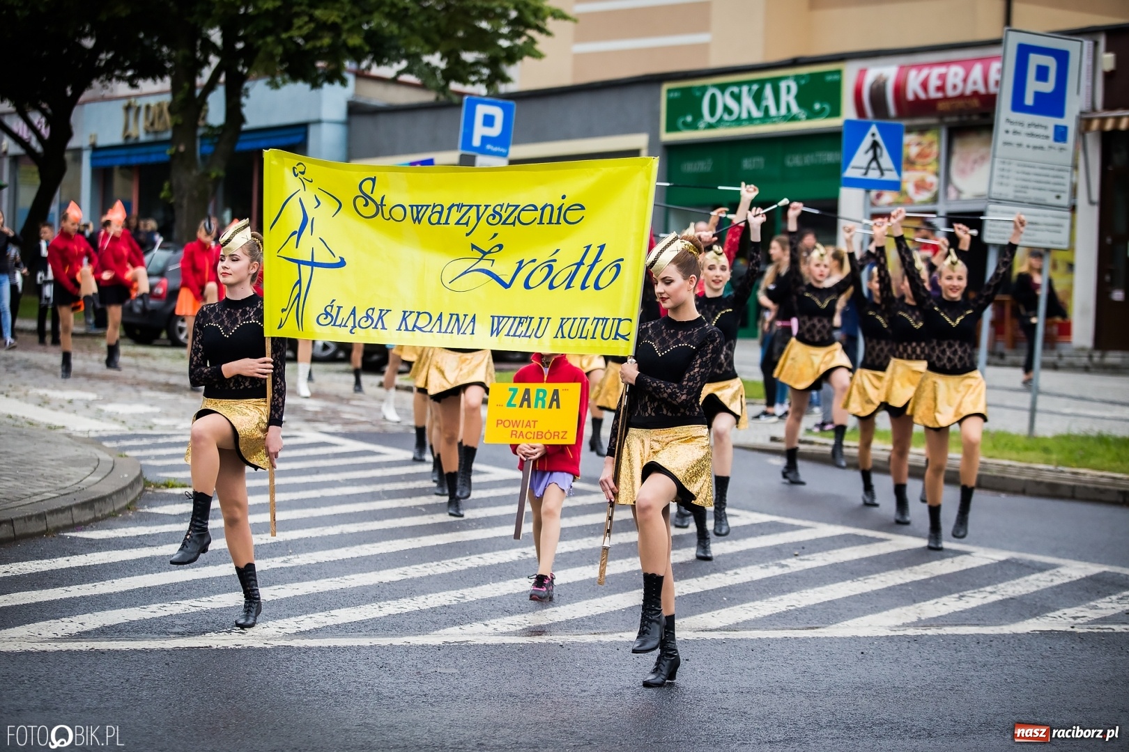 Zdjęcie w galerii na portalu naszraciborz.pl: Śląsk Kraina Wielu Kultur - przemarsz zespołów na raciborski zamek FOTO i WIDEO wiadomości z regionu