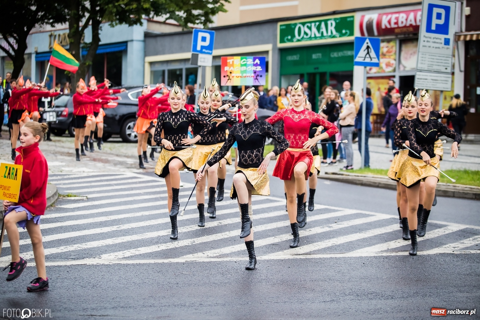 Zdjęcie w galerii na portalu naszraciborz.pl: Śląsk Kraina Wielu Kultur - przemarsz zespołów na raciborski zamek FOTO i WIDEO wiadomości z regionu