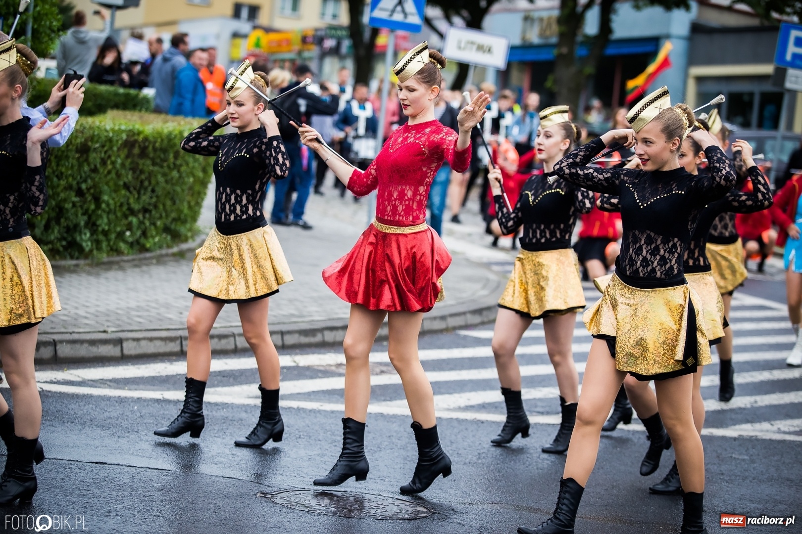 Zdjęcie w galerii na portalu naszraciborz.pl: Śląsk Kraina Wielu Kultur - przemarsz zespołów na raciborski zamek FOTO i WIDEO wiadomości z regionu