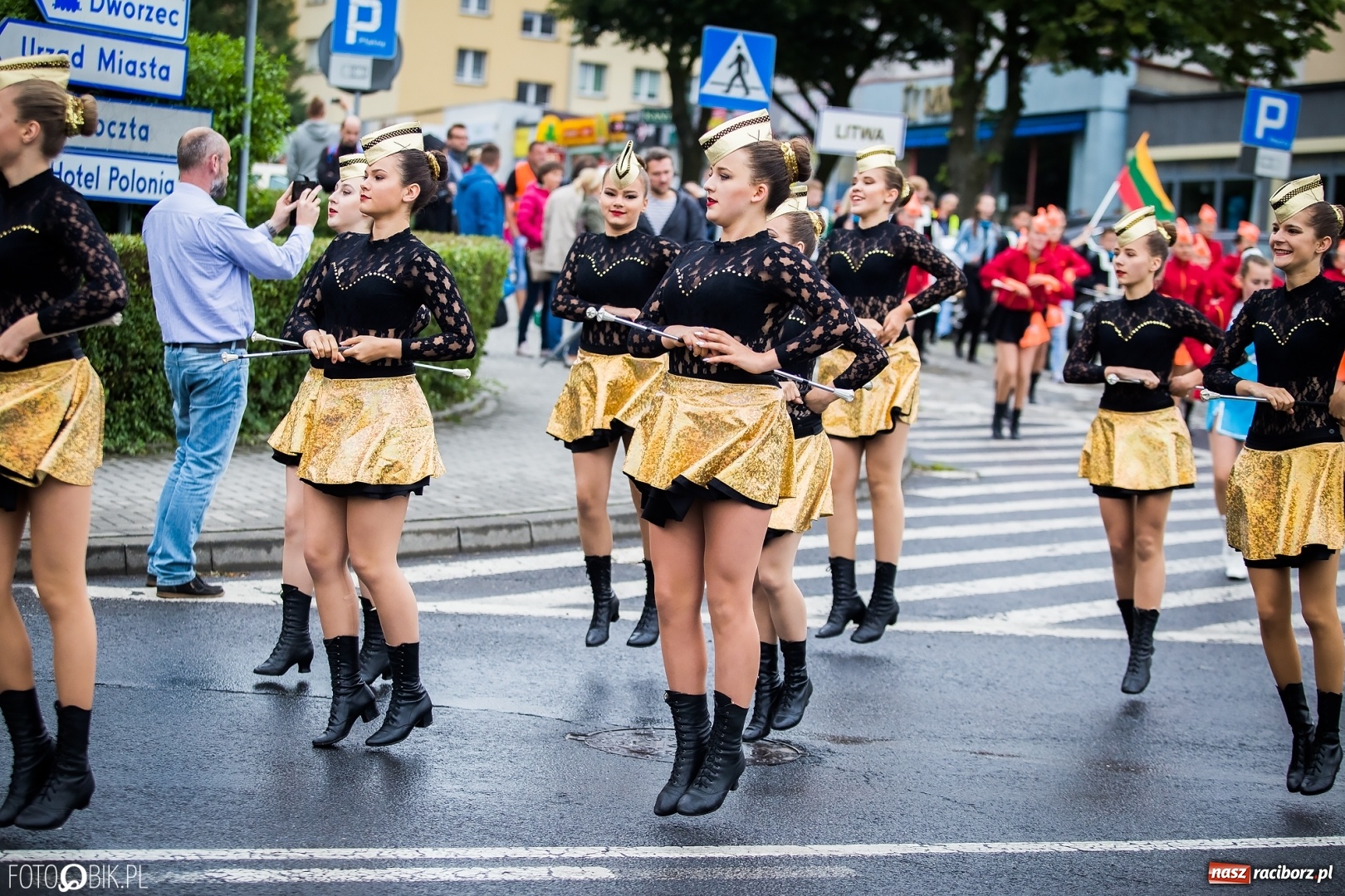 Zdjęcie w galerii na portalu naszraciborz.pl: Śląsk Kraina Wielu Kultur - przemarsz zespołów na raciborski zamek FOTO i WIDEO wiadomości z regionu