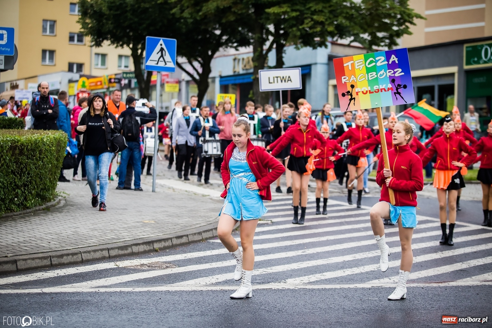 Zdjęcie w galerii na portalu naszraciborz.pl: Śląsk Kraina Wielu Kultur - przemarsz zespołów na raciborski zamek FOTO i WIDEO wiadomości z regionu