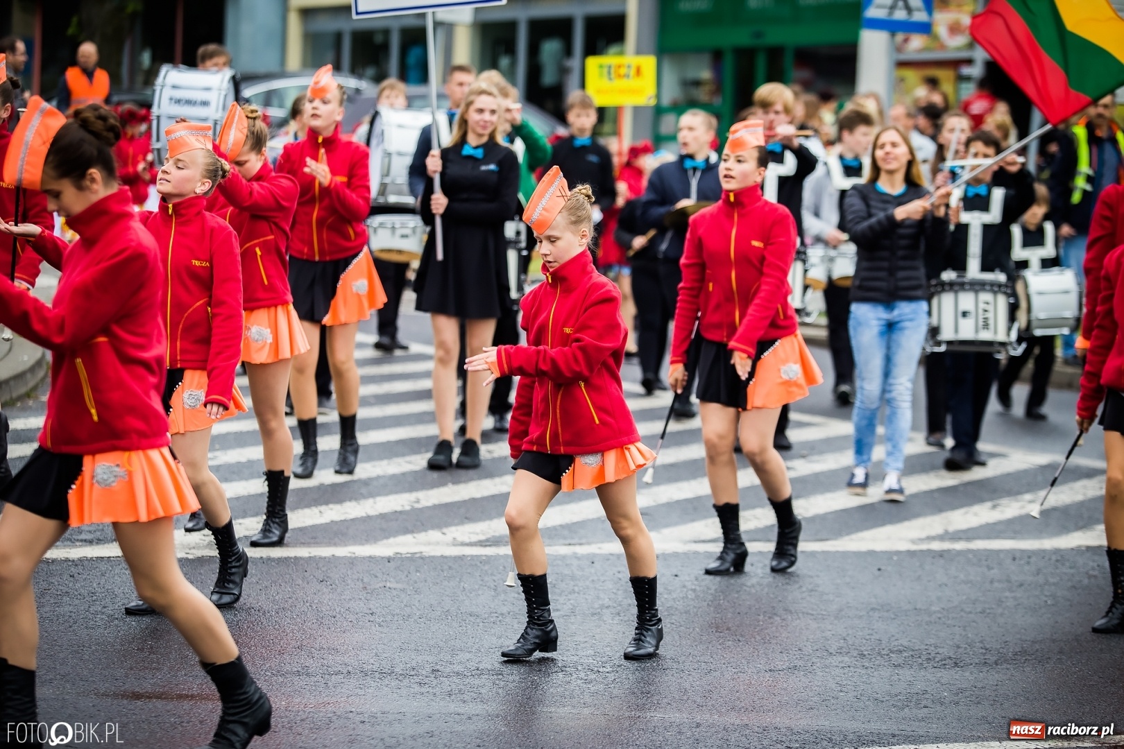 Zdjęcie w galerii na portalu naszraciborz.pl: Śląsk Kraina Wielu Kultur - przemarsz zespołów na raciborski zamek FOTO i WIDEO wiadomości z regionu