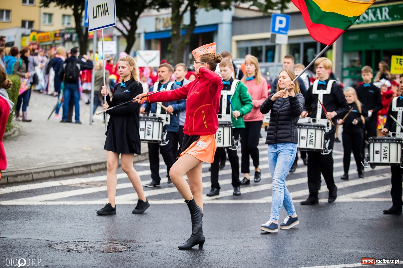 Zdjęcie w galerii na portalu naszraciborz.pl: Śląsk Kraina Wielu Kultur - przemarsz zespołów na raciborski zamek FOTO i WIDEO wiadomości z regionu