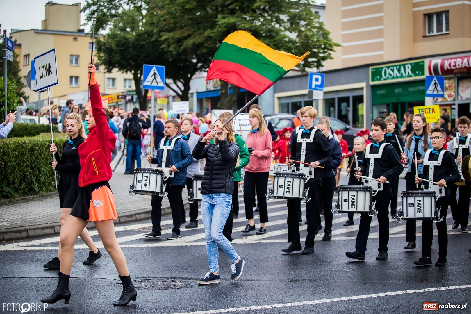 Zdjęcie w galerii na portalu naszraciborz.pl: Śląsk Kraina Wielu Kultur - przemarsz zespołów na raciborski zamek FOTO i WIDEO wiadomości z regionu