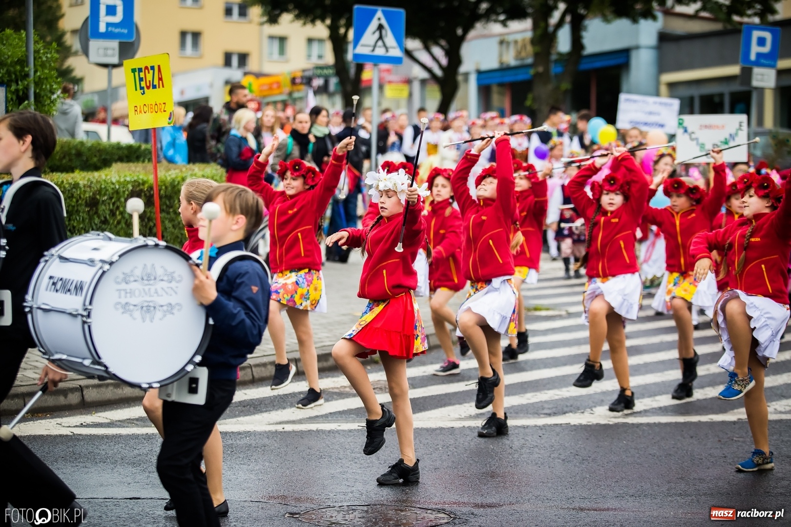 Zdjęcie w galerii na portalu naszraciborz.pl: Śląsk Kraina Wielu Kultur - przemarsz zespołów na raciborski zamek FOTO i WIDEO wiadomości z regionu