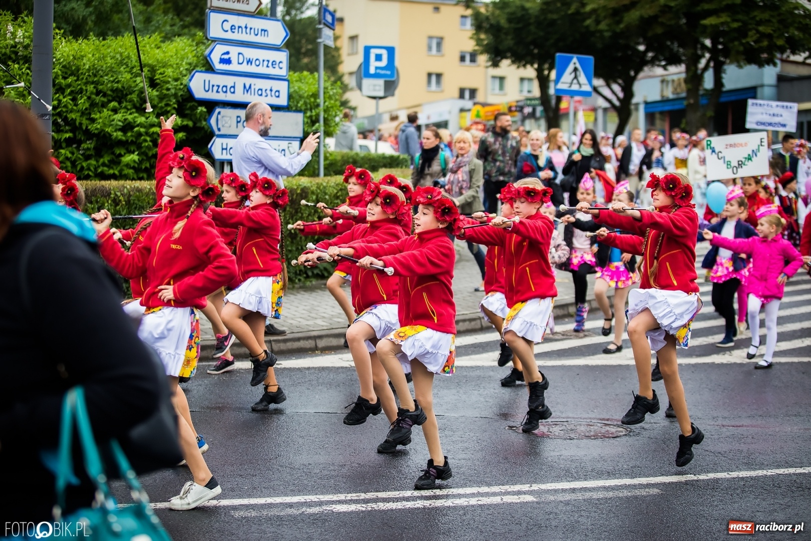 Zdjęcie w galerii na portalu naszraciborz.pl: Śląsk Kraina Wielu Kultur - przemarsz zespołów na raciborski zamek FOTO i WIDEO wiadomości z regionu