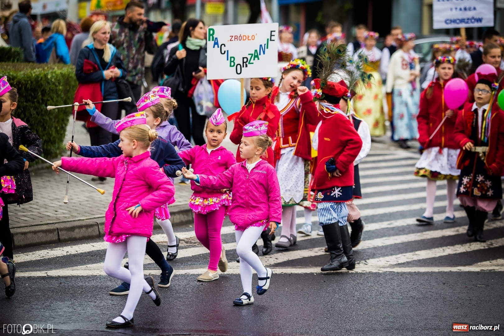 Zdjęcie w galerii na portalu naszraciborz.pl: Śląsk Kraina Wielu Kultur - przemarsz zespołów na raciborski zamek FOTO i WIDEO wiadomości z regionu