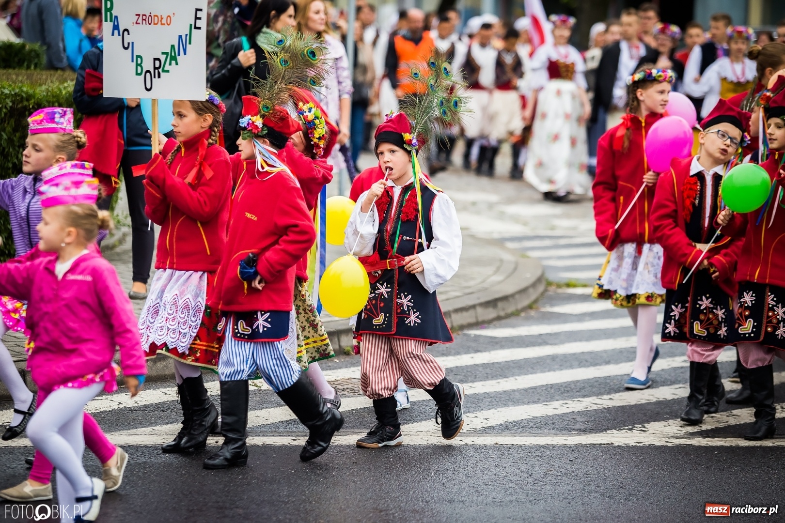 Zdjęcie w galerii na portalu naszraciborz.pl: Śląsk Kraina Wielu Kultur - przemarsz zespołów na raciborski zamek FOTO i WIDEO wiadomości z regionu