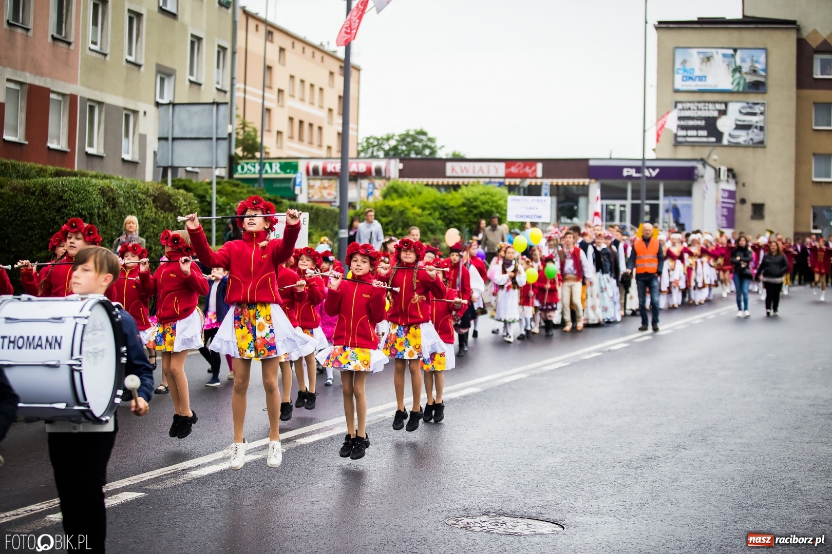 Zdjęcie w galerii na portalu naszraciborz.pl: Śląsk Kraina Wielu Kultur - przemarsz zespołów na raciborski zamek FOTO i WIDEO wiadomości z regionu