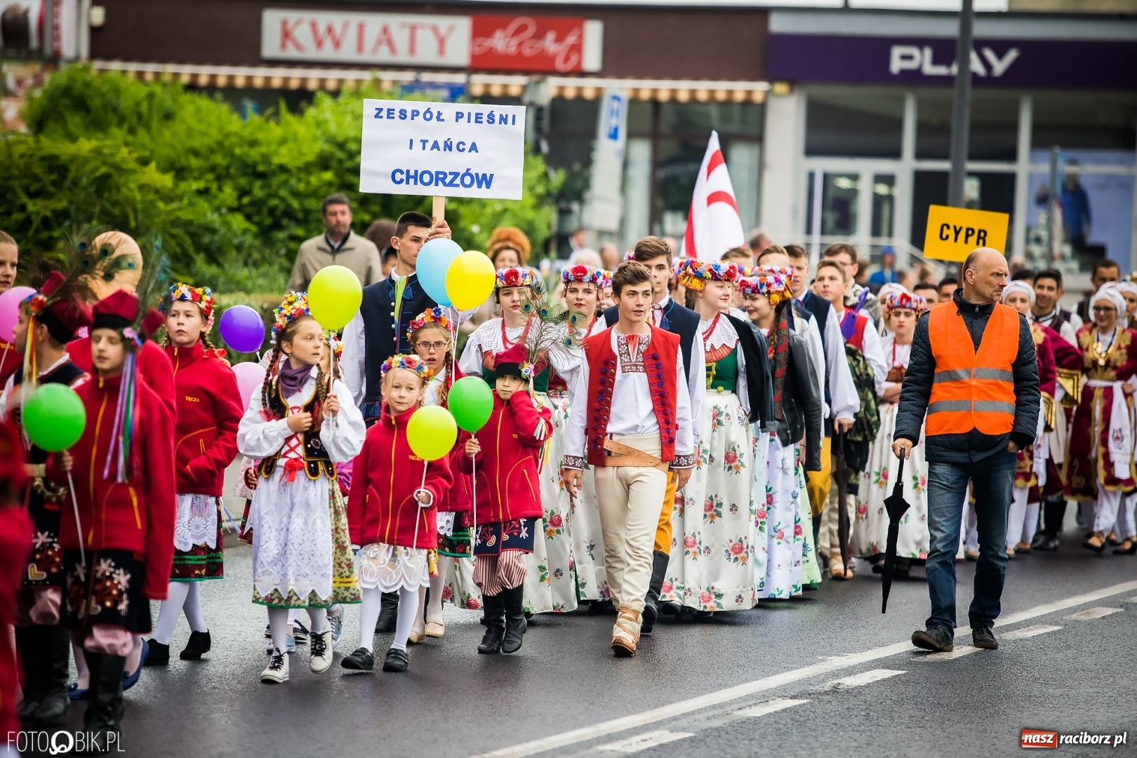 Zdjęcie w galerii na portalu naszraciborz.pl: Śląsk Kraina Wielu Kultur - przemarsz zespołów na raciborski zamek FOTO i WIDEO wiadomości z regionu