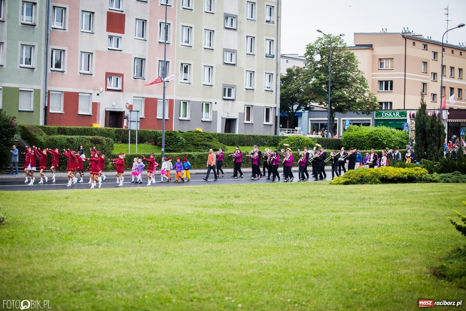 Zdjęcie w galerii na portalu naszraciborz.pl: Śląsk Kraina Wielu Kultur - przemarsz zespołów na raciborski zamek FOTO i WIDEO wiadomości z regionu