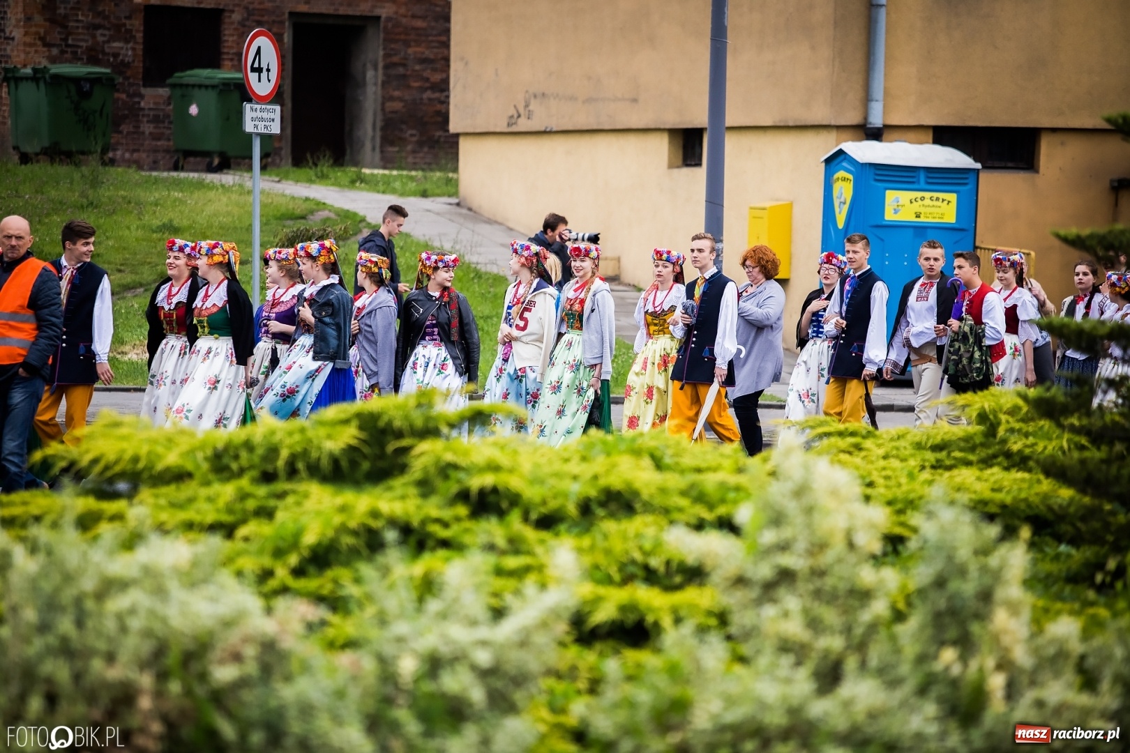 Zdjęcie w galerii na portalu naszraciborz.pl: Śląsk Kraina Wielu Kultur - przemarsz zespołów na raciborski zamek FOTO i WIDEO wiadomości z regionu