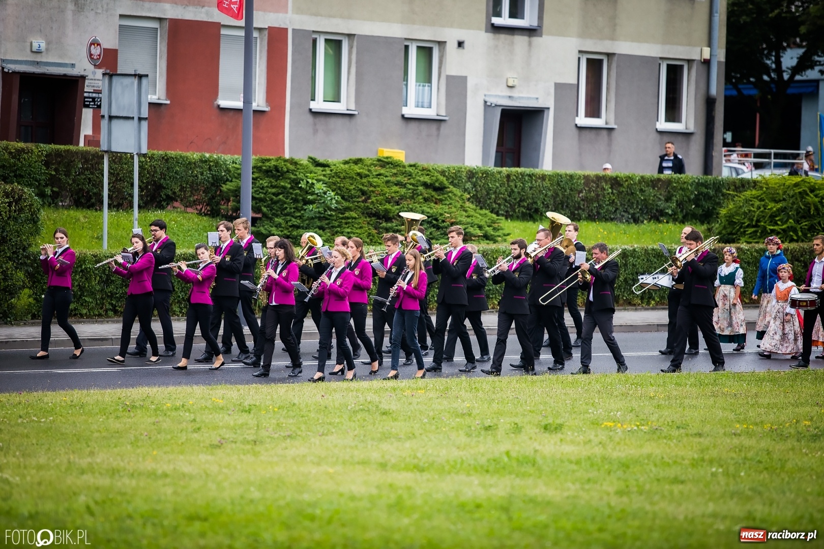 Zdjęcie w galerii na portalu naszraciborz.pl: Śląsk Kraina Wielu Kultur - przemarsz zespołów na raciborski zamek FOTO i WIDEO wiadomości z regionu