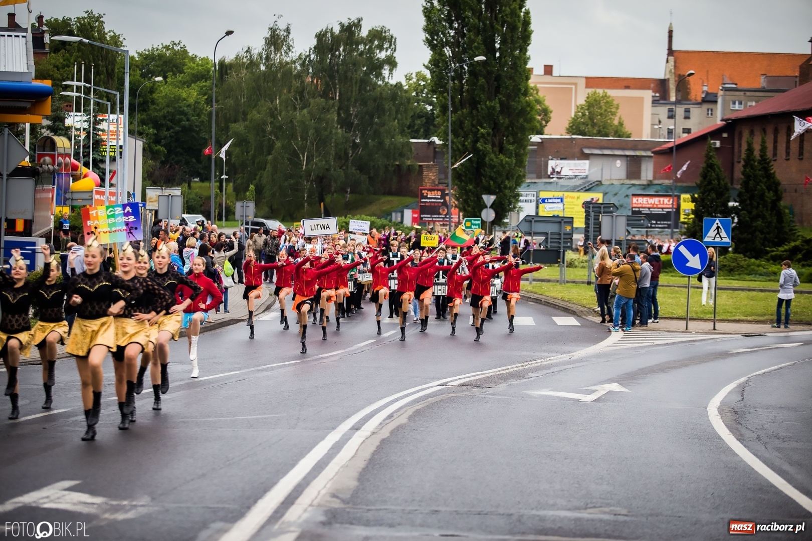 Zdjęcie w galerii na portalu naszraciborz.pl: Śląsk Kraina Wielu Kultur - przemarsz zespołów na raciborski zamek FOTO i WIDEO wiadomości z regionu