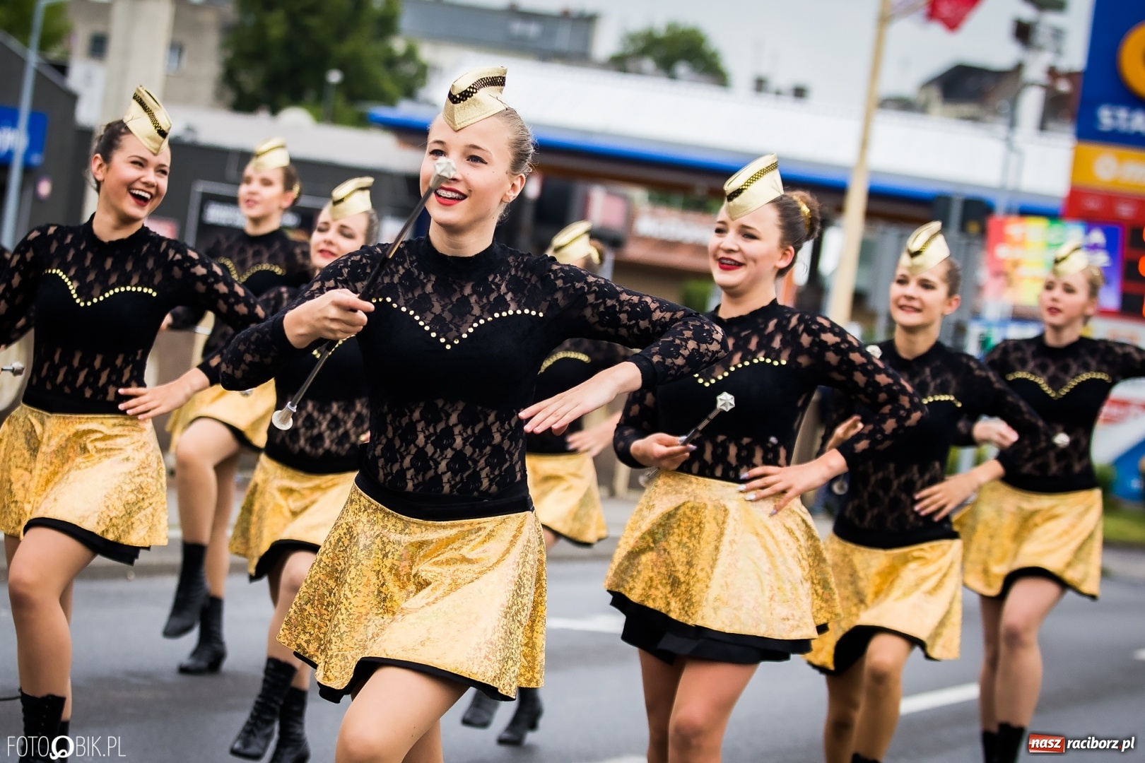 Zdjęcie w galerii na portalu naszraciborz.pl: Śląsk Kraina Wielu Kultur - przemarsz zespołów na raciborski zamek FOTO i WIDEO wiadomości z regionu