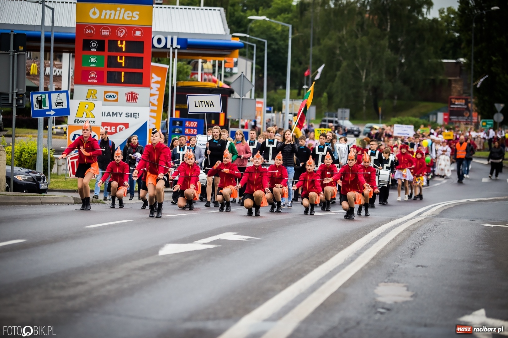 Zdjęcie w galerii na portalu naszraciborz.pl: Śląsk Kraina Wielu Kultur - przemarsz zespołów na raciborski zamek FOTO i WIDEO wiadomości z regionu